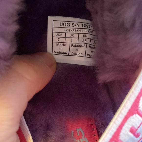 UGG Slippers - Picture 7 of 8